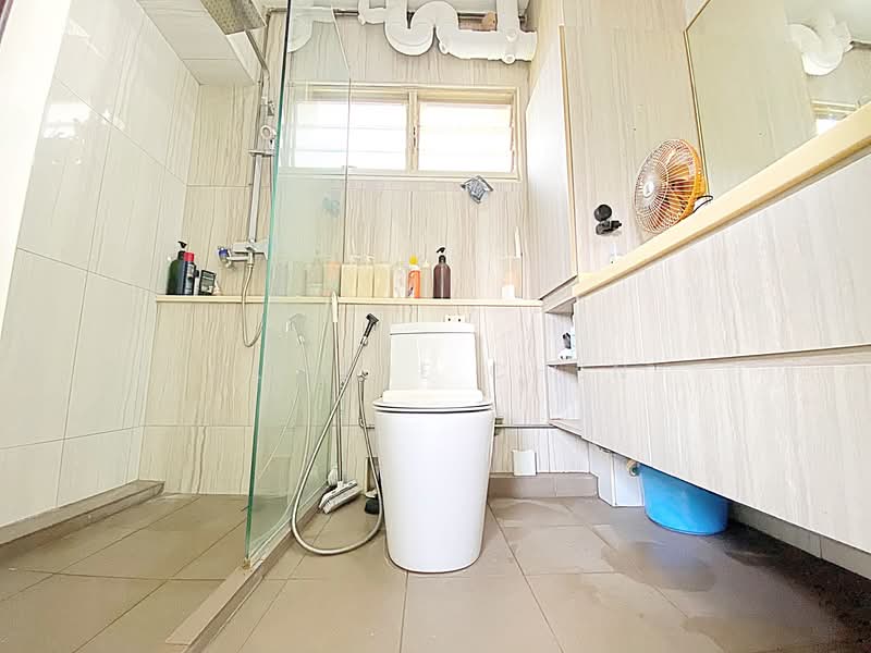 852 Jurong West Street 81, 852 Jurong West Street 81, 4 Bedrooms, 1,378 sqft, HDB Flat For Sale, by Eugene Chen, 500115097 - Bathroom - PropertyGuru.com.sg