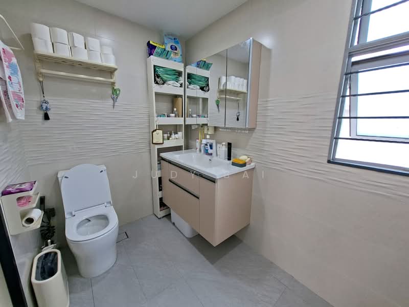 Lakeholmz, 82 Corporation Road, 4 Bedrooms, 2,142 sqft, Condominium For Rent, by Judy Bai, 500115163 - Bathroom - PropertyGuru.com.sg