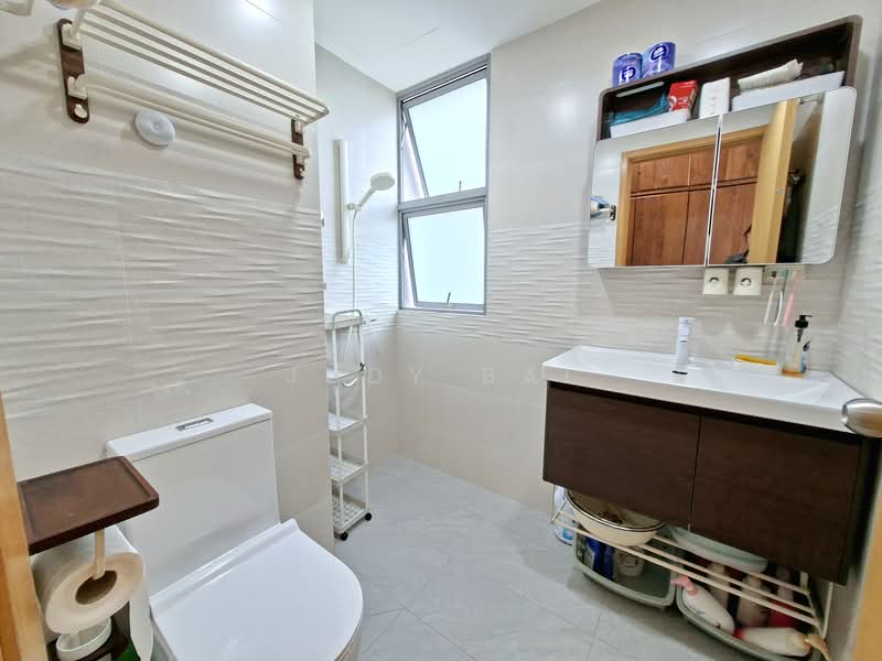 Lakeholmz, 82 Corporation Road, 4 Bedrooms, 2,142 sqft, Condominium For Rent, by Judy Bai, 500115163 - Bathroom - PropertyGuru.com.sg
