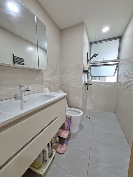 Lakeholmz, 82 Corporation Road, 4 Bedrooms, 2,142 sqft, Condominium For Rent, by Judy Bai, 500115163 - Bathroom - PropertyGuru.com.sg