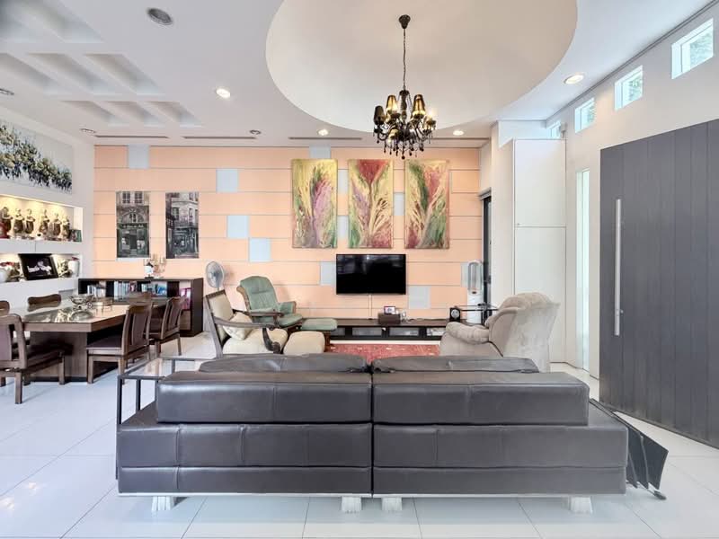 For Sale - Must Sell! Opera Estate Renovated Corner Terrace