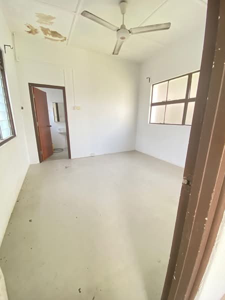 Pasir Panjang Hill, Pasir Panjang Hill, 5 Bedrooms, 5,000 sqft, Detached House For Rent, by Emdy Koh, 500115303 - Maid’s Room - inside - PropertyGuru.com.sg