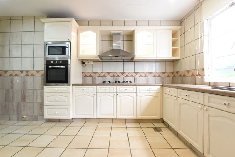 Gentle Villas, 71 Gentle Drive, 5 Bedrooms, 7,382 sqft, Semi-Detached House For Rent, by Steven Lee, 500115314 - Kitchen - PropertyGuru.com.sg