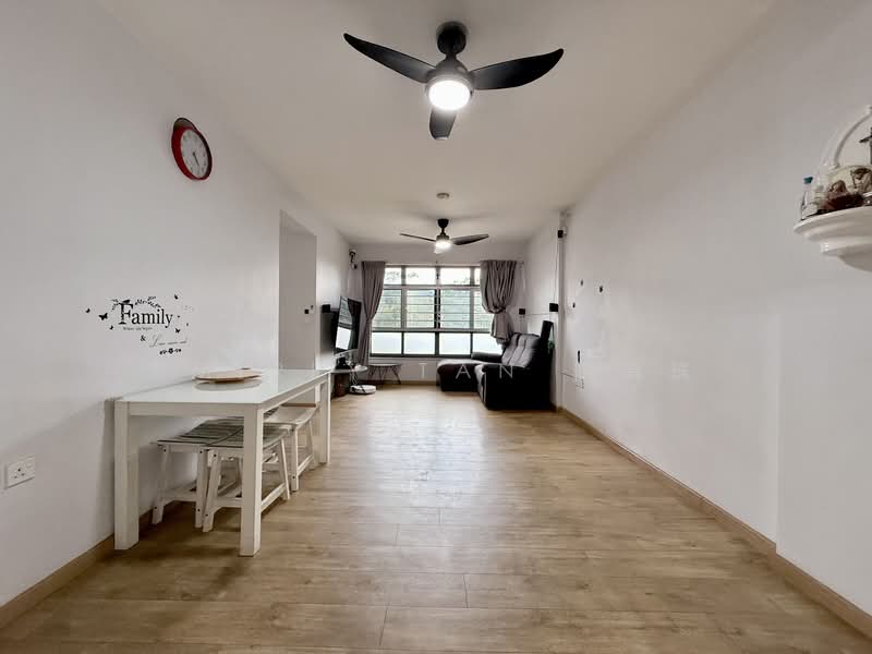 478B Yishun Street 44, 478B Yishun Street 44, 3 Bedrooms, 1,001 sqft, HDB Flat For Sale, by Emirly Tan 陈真珠, 500115360 - Living Room - PropertyGuru.com.sg