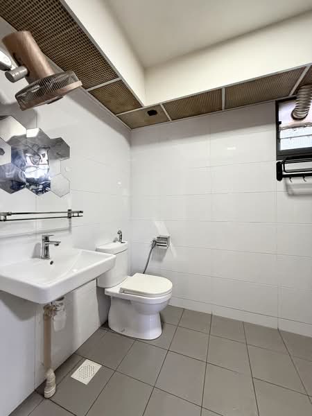 478B Yishun Street 44, 478B Yishun Street 44, 3 Bedrooms, 1,001 sqft, HDB Flat For Sale, by Emirly Tan 陈真珠, 500115360 - Bathroom - PropertyGuru.com.sg