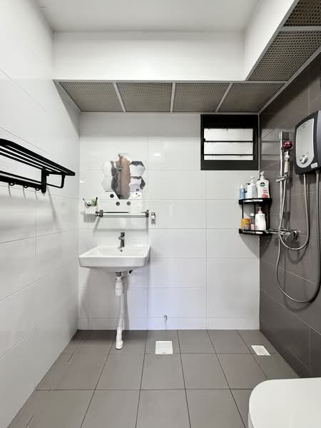 478B Yishun Street 44, 478B Yishun Street 44, 3 Bedrooms, 1,001 sqft, HDB Flat For Sale, by Emirly Tan 陈真珠, 500115360 - Bathroom - PropertyGuru.com.sg