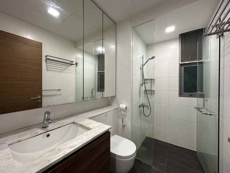 Double Bay Residences, 21D Simei Street 4, 3 Bedrooms, 1,313 sqft, Condominium For Sale, by Riley Ang, 500115371 - Bathroom - PropertyGuru.com.sg