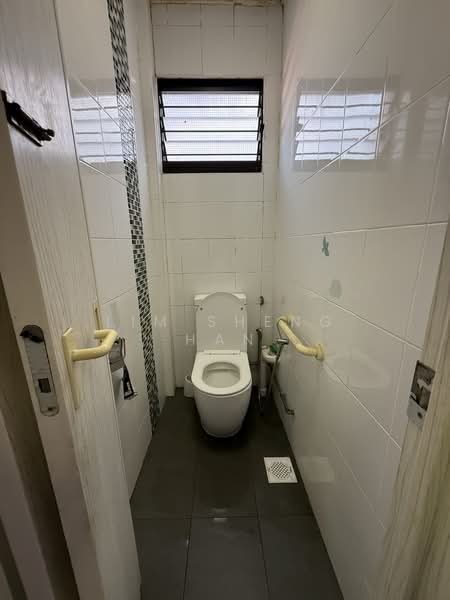 5 Changi Village Road, 5 Changi Village Road, 2 Bedrooms, 710 sqft, HDB Flat For Sale, by Lim Sheng Han, 500115387 - Bathroom - PropertyGuru.com.sg