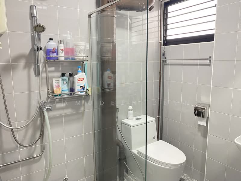 238 Jurong East Street 21, 238 Jurong East Street 21, 3 Bedrooms, 1,291 sqft, HDB Flat For Sale, by Nijamudeen Deeno, 500115403 - Bathroom - PropertyGuru.com.sg
