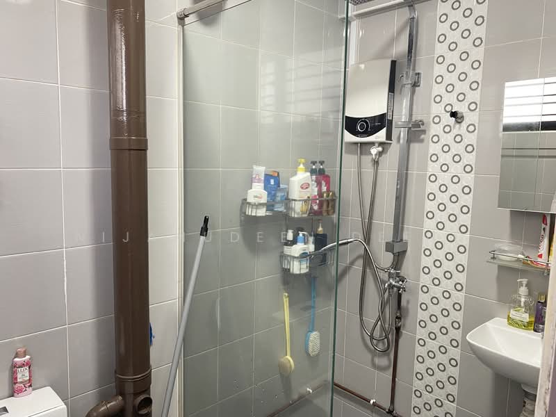 238 Jurong East Street 21, 238 Jurong East Street 21, 3 Bedrooms, 1,291 sqft, HDB Flat For Sale, by Nijamudeen Deeno, 500115403 - Bathroom - PropertyGuru.com.sg