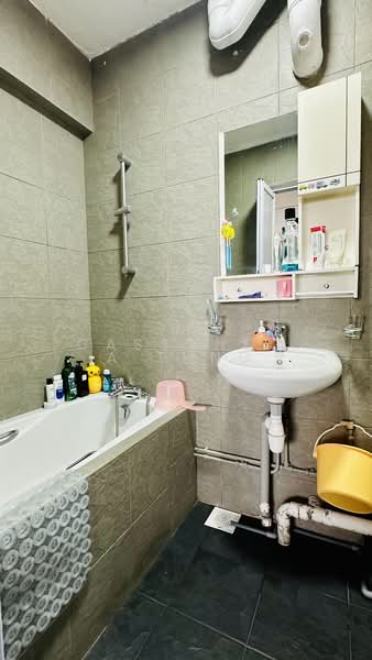 172 Bukit Batok West Avenue 8, 172 Bukit Batok West Avenue 8, 3 Bedrooms, 1,109 sqft, HDB Flat For Sale, by Cassandra Thng, 500115439 - Bathroom - PropertyGuru.com.sg