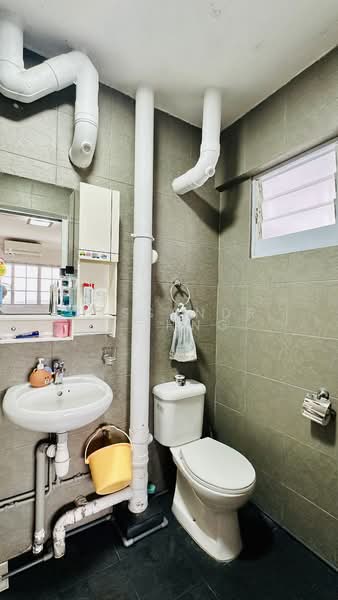 172 Bukit Batok West Avenue 8, 172 Bukit Batok West Avenue 8, 3 Bedrooms, 1,109 sqft, HDB Flat For Sale, by Cassandra Thng, 500115439 - Bathroom - PropertyGuru.com.sg