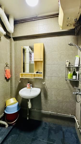 172 Bukit Batok West Avenue 8, 172 Bukit Batok West Avenue 8, 3 Bedrooms, 1,109 sqft, HDB Flat For Sale, by Cassandra Thng, 500115439 - Bathroom - PropertyGuru.com.sg