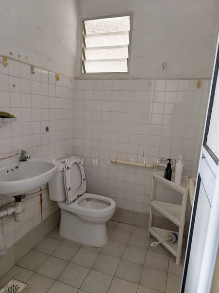 491 Jurong West Avenue 1, 491 Jurong West Avenue 1, 2 Bedrooms, 721 sqft, HDB Flat For Rent, by Kenny Ter, 500115453 - Bathroom - PropertyGuru.com.sg