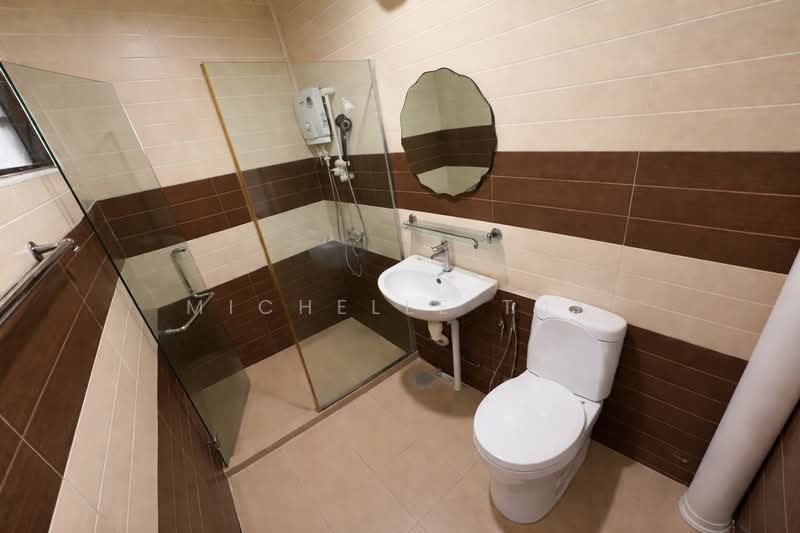 527 Hougang Avenue 6, 527 Hougang Avenue 6, 3 Bedrooms, 1,109 sqft, HDB Flat For Sale, by Michelle Tan, 500115494 - Bathroom - PropertyGuru.com.sg