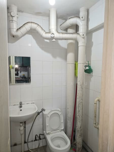 684 Race Course Road, 684 Race Course Road, 2 Bedrooms, 685 sqft, HDB Flat For Sale, by Eric Arasu, 500115540 - Bathroom - PropertyGuru.com.sg