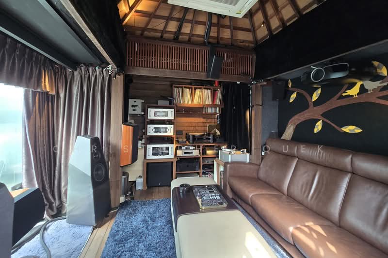 Aircon, sound insulated Pavilion w pond.