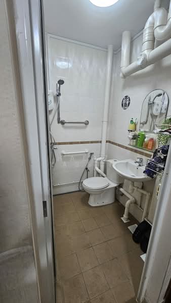 175 Bukit Batok West Avenue 8, 175 Bukit Batok West Avenue 8, 3 Bedrooms, 1,001 sqft, HDB Flat For Sale, by Hafiz Yassin, 500115583 - Bathroom - PropertyGuru.com.sg