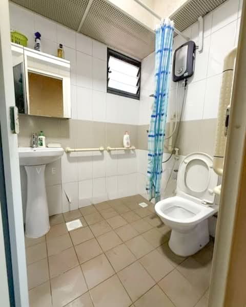 697A Jurong West Central 3, 697A Jurong West Central 3, 2 Bedrooms, 732 sqft, HDB Flat For Sale, by Vernetta Tan, 500115667 - Bathroom - PropertyGuru.com.sg