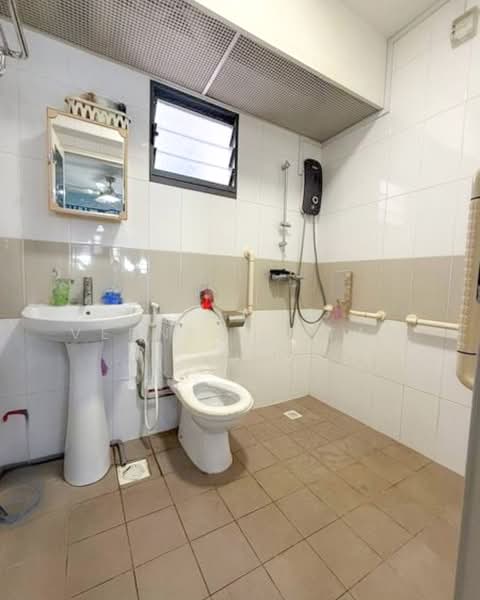 697A Jurong West Central 3, 697A Jurong West Central 3, 2 Bedrooms, 732 sqft, HDB Flat For Sale, by Vernetta Tan, 500115667 - Bathroom - PropertyGuru.com.sg
