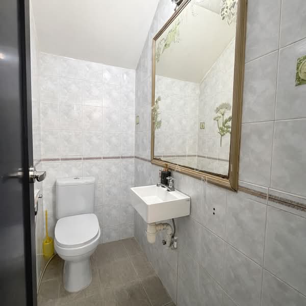 Loyang Villas, Loyang Rise, 5 Bedrooms, 2,551 sqft, Terraced House For Sale, by Nizam Adli Saparin, 500115688 - Bathroom - PropertyGuru.com.sg