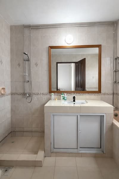 Loyang Villas, Loyang Rise, 5 Bedrooms, 2,551 sqft, Terraced House For Sale, by Nizam Adli Saparin, 500115688 - Bathroom - PropertyGuru.com.sg