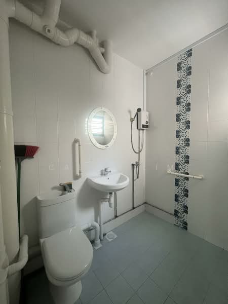 528 Hougang Avenue 6, 528 Hougang Avenue 6, 2 Bedrooms, 797 sqft, HDB Flat For Sale, by Calvin Lim, 500115698 - Bathroom - PropertyGuru.com.sg