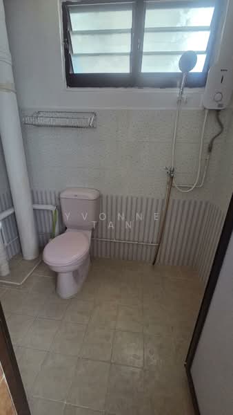 234 Serangoon Avenue 3, 234 Serangoon Avenue 3, 3 Bedrooms, 904 sqft, HDB Flat For Sale, by Yvonne Tan, 500115732 - Bathroom - PropertyGuru.com.sg