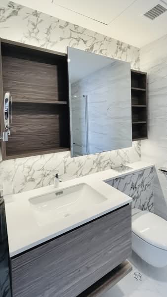 Queens Peak, 1 Dundee Road, 3 Bedrooms, 850 sqft, Condominium For Sale, by Lim Ziwan, 500115767 - Bathroom - PropertyGuru.com.sg