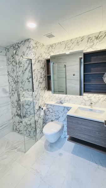 Queens Peak, 1 Dundee Road, 3 Bedrooms, 850 sqft, Condominium For Sale, by Lim Ziwan, 500115767 - Bathroom - PropertyGuru.com.sg