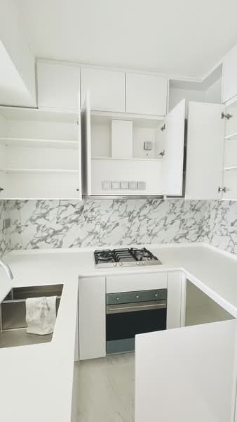 Queens Peak, 1 Dundee Road, 3 Bedrooms, 850 sqft, Condominium For Sale, by Lim Ziwan, 500115767 - Kitchen - PropertyGuru.com.sg