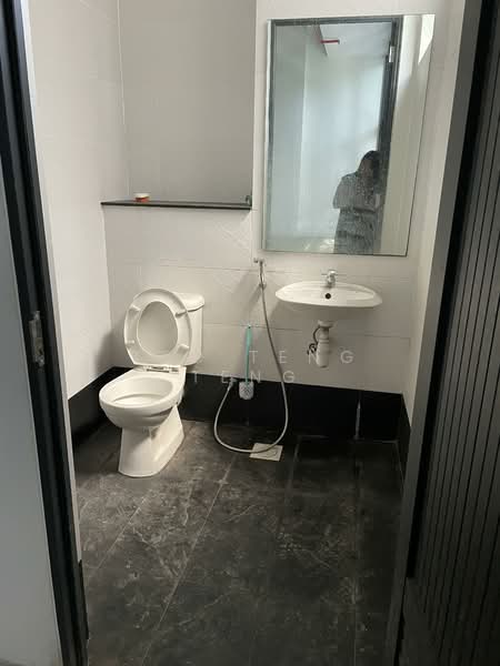 Woodlands Horizon, 31 Woodlands close, 1,722 sqft, Light Industrial (B1) For Sale, by Teo Teng Teng, 500115781 - Bathroom - CommercialGuru.com.sg