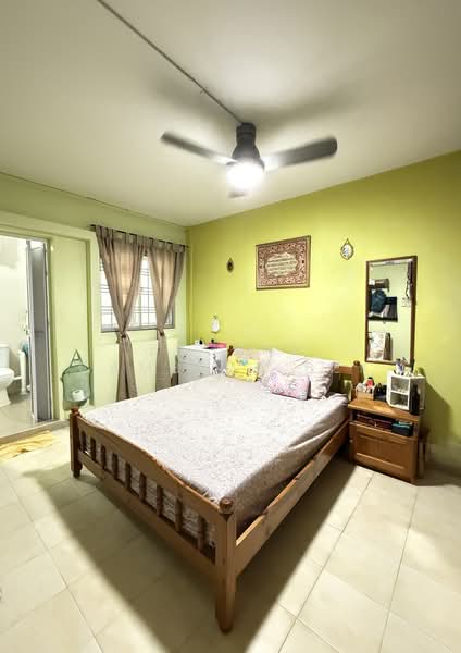 230 Pending Road, 230 Pending Road, 2 Bedrooms, 786 sqft, HDB Flat For Sale, by Eugene Cambert Bek, 500115795 - Master Bedroom - PropertyGuru.com.sg
