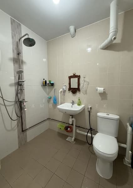 230 Pending Road, 230 Pending Road, 2 Bedrooms, 786 sqft, HDB Flat For Sale, by Eugene Cambert Bek, 500115795 - Master Bathroom - PropertyGuru.com.sg