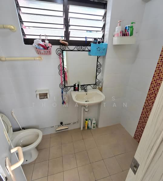249 Tampines Street 21, 249 Tampines Street 21, 3 Bedrooms, 1,163 sqft, HDB Flat For Sale, by Aloysius Thomas Tan, 500115796 - Bathroom - PropertyGuru.com.sg