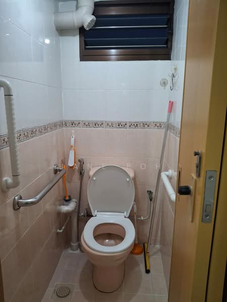 2 Dover Road, 2 Dover Road, 2 Bedrooms, 700 sqft, HDB Flat For Rent, by Jane Poh, 500115828 - Bathroom - PropertyGuru.com.sg
