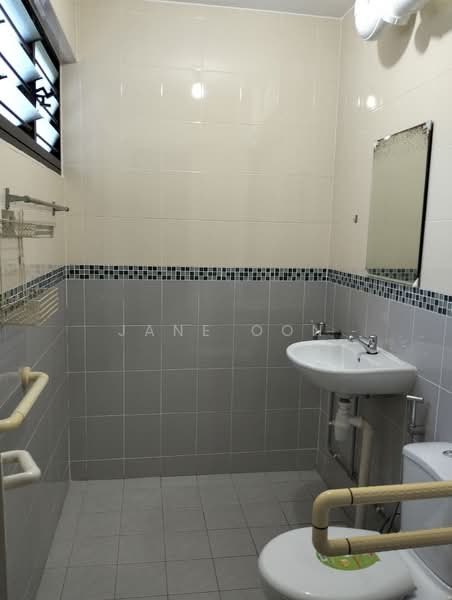 180 Bishan Street 13, 180 Bishan Street 13, 3 Bedrooms, 893 sqft, HDB Flat For Rent, by Jane Oon, 500115861 - Bathroom - PropertyGuru.com.sg