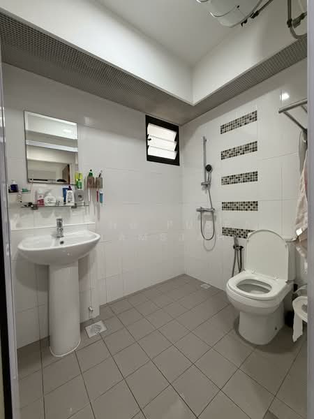 546C Segar Road, 546C Segar Road, 3 Bedrooms, 1,206 sqft, HDB Flat For Sale, by Oling Puspa Alamsjah, 500115897 - Bathroom - PropertyGuru.com.sg