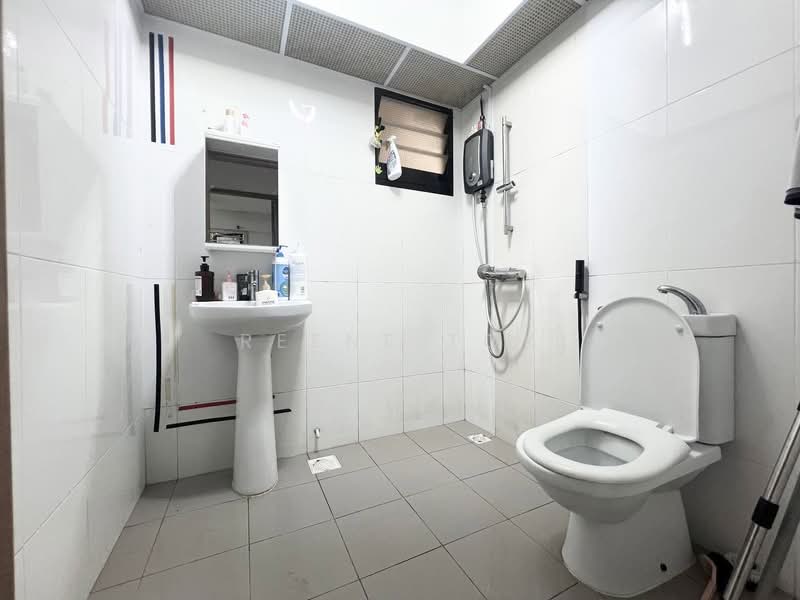 467A Bukit Batok West Avenue 9, 467A Bukit Batok West Avenue 9, 2 Bedrooms, 732 sqft, HDB Flat For Sale, by Reene Tok, 500115919 - Bathroom - PropertyGuru.com.sg