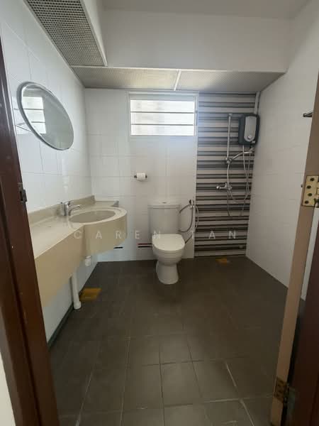 618C Punggol Drive, 618C Punggol Drive, 3 Bedrooms, 1,001 sqft, HDB Flat For Rent, by Caren Tan, 500115965 - Bathroom - PropertyGuru.com.sg