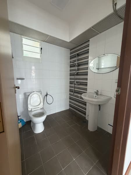 618C Punggol Drive, 618C Punggol Drive, 3 Bedrooms, 1,001 sqft, HDB Flat For Rent, by Caren Tan, 500115965 - Bathroom - PropertyGuru.com.sg