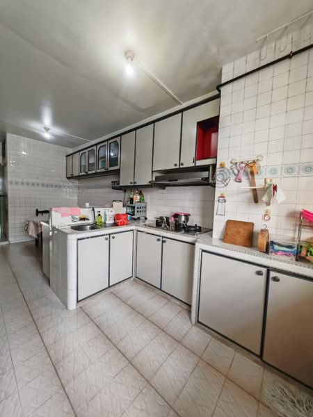 435 Ang Mo Kio Avenue 10, 435 Ang Mo Kio Avenue 10, 2 Bedrooms, 883 sqft, HDB Flat For Sale, by Omar Bartlett, 500115980 - Kitchen - PropertyGuru.com.sg