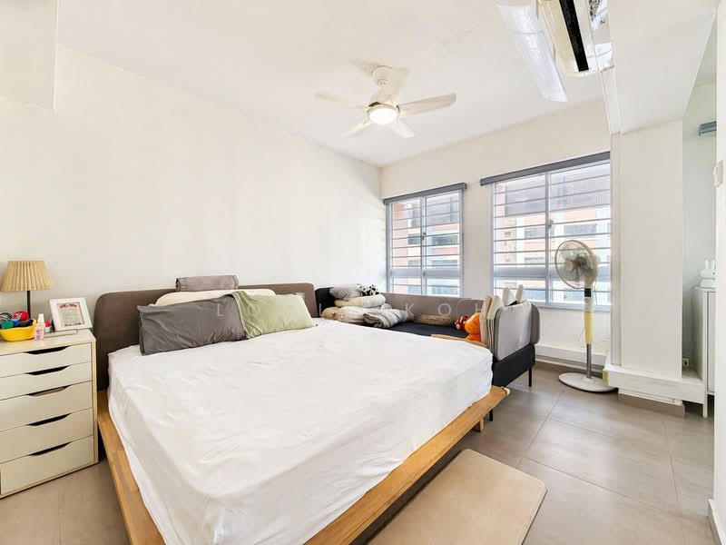 624 Senja Road, 624 Senja Road, 3 Bedrooms, 1,194 sqft, HDB Flat For Sale, by Louis Koh, 500115989 - Master Bedroom - PropertyGuru.com.sg