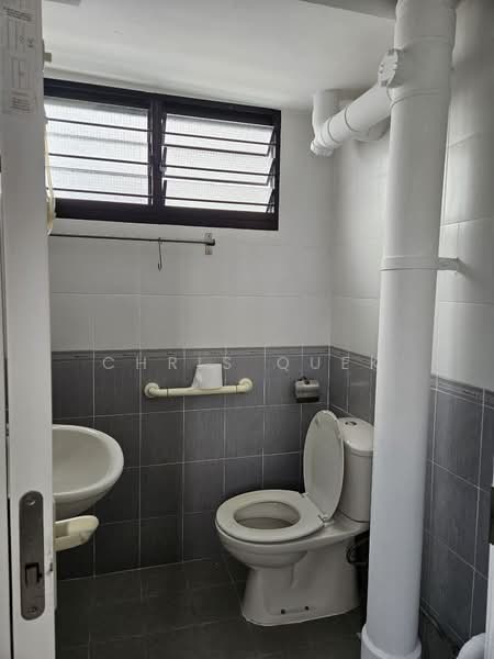 129 Bedok North Street 2, 129 Bedok North Street 2, 2 Bedrooms, 721 sqft, HDB Flat For Rent, by Chris Quek, 500116028 - Bathroom - PropertyGuru.com.sg