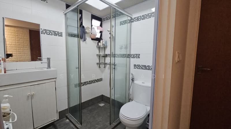258A Punggol Field, 258A Punggol Field, 3 Bedrooms, 1,001 sqft, HDB Flat For Sale, by Syarif Hadi, 500116045 - Bathroom - PropertyGuru.com.sg