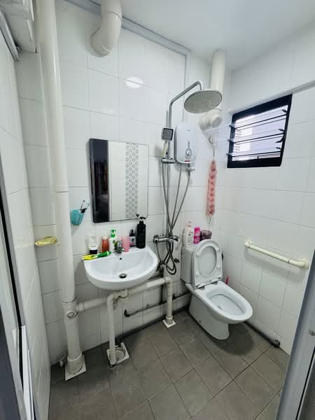 535 Ang Mo Kio Avenue 5, 535 Ang Mo Kio Avenue 5, 2 Bedrooms, 721 sqft, HDB Flat For Sale, by Wendy Chia, 500116078 - Master Bathroom - PropertyGuru.com.sg
