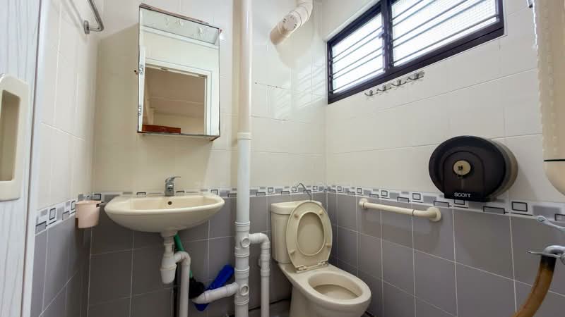 309 Shunfu Road, 309 Shunfu Road, 2 Bedrooms, 721 sqft, HDB Flat For Sale, by Zee Koh, 500116088 - Bathroom - PropertyGuru.com.sg