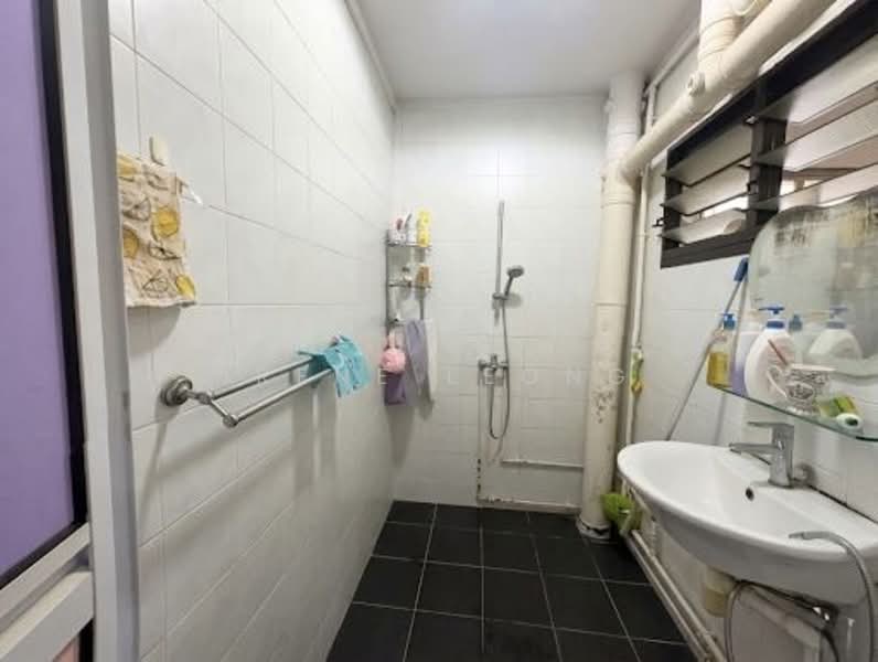 364 Tampines Street 34, 364 Tampines Street 34, 3 Bedrooms, 1,087 sqft, HDB Flat For Sale, by Irene Leong, 500116125 - Bathroom - PropertyGuru.com.sg