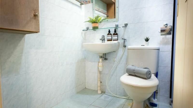 391 Bukit Batok West Avenue 5, 391 Bukit Batok West Avenue 5, 3 Bedrooms, 990 sqft, HDB Flat For Sale, by Jeffrey Hun, 500116140 - Bathroom - PropertyGuru.com.sg