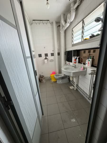 842 Jurong West Street 81, 842 Jurong West Street 81, Room Rental, 150 sqft, HDB Flat For Rent, by Adrian Lee 李俊汶, 500116171 - Bathroom - PropertyGuru.com.sg